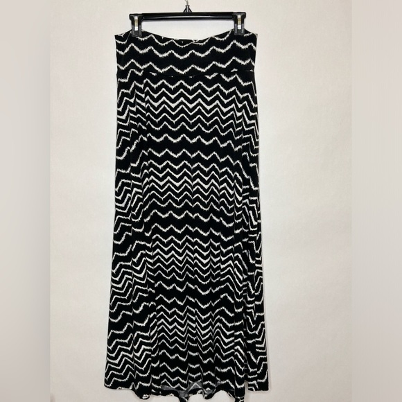 A. Byer Dresses & Skirts - A.Byer , Black and White Maxi Skirt Chevron Stripes , Women’s Size XL